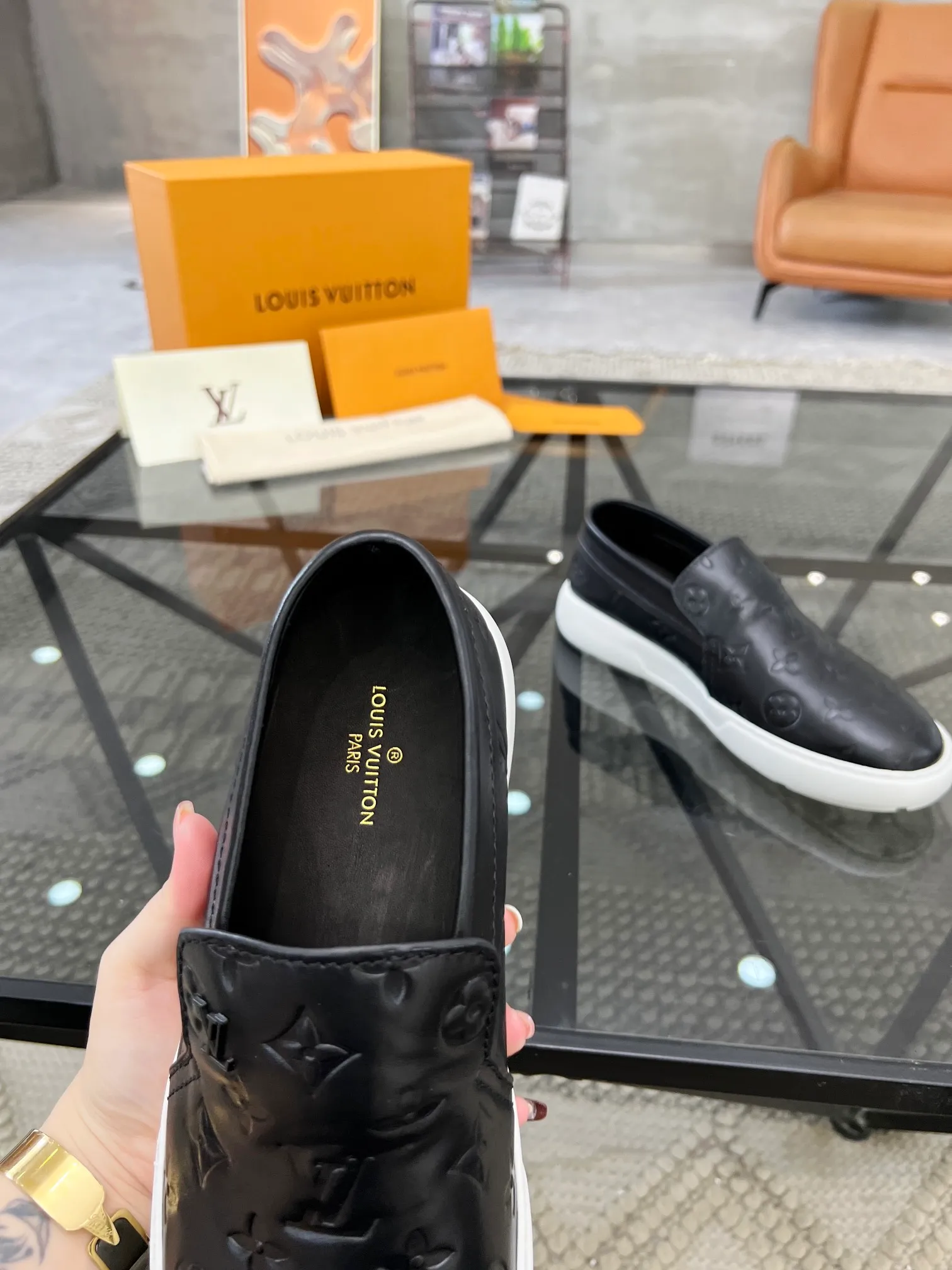Factory price: 520💰 LV🔍Top purchasing agent🇮🇹 Road The most popular sneakers are available at the same time in the super popular sports shoe counters. The uppers are made of Italian original imported cowhide fabric. The classic and generous layout is a must-have for fashionistas. The complex craftsmanship is perfectly reproduced. The imported soft water-dyed cowhide lining is padded. The soles are: original soles specially provided by the factory. The exclusive foamed molded soles are super comfortable. The original factory follows the order. 🔍🔍High quality. You can go in and out of the counter at will. Welcome to compare. Size 39-45 (38 can be ordered)